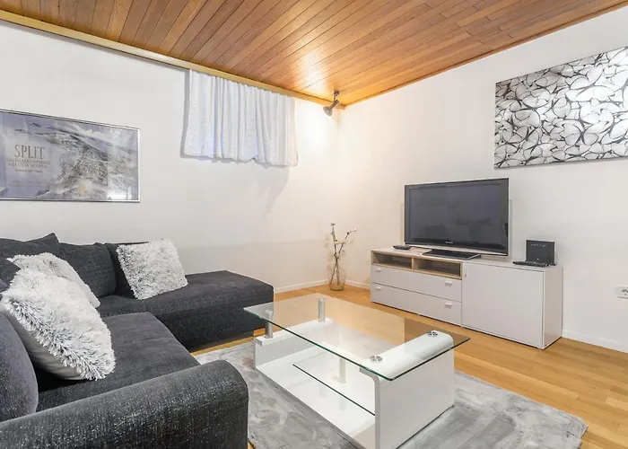 Viktor Apartment